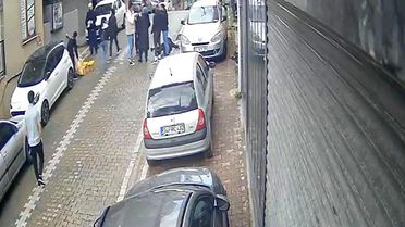 İşe giderken yakaladılar! 2 kadın 1 kadını bayıltana kadar dövdü