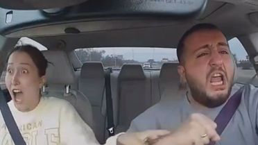 Trafikte giderken gördükleri manzara karşısında kendilerinden geçtiler