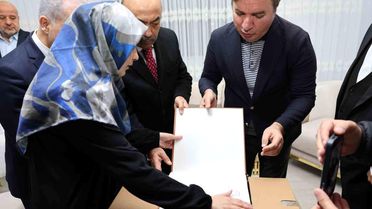 Vali Aydoğdu'dan Görme Engelli Hafıza Kur'an Hediyesi