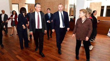 Hem ablasını hem umut sergisini yalnız bırakmadı