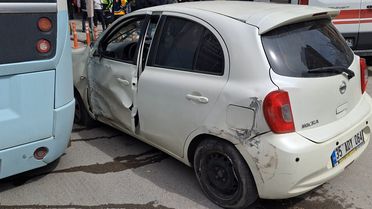 Maltepe'de Minibüs ile Otomobil Çarpıştı