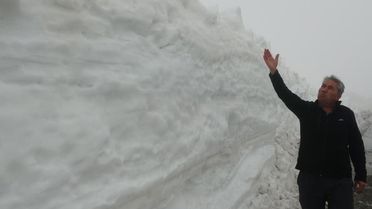 Burası ne Van ne de Hakkari! Yaz şehrinde kar 2 metreyi aştı