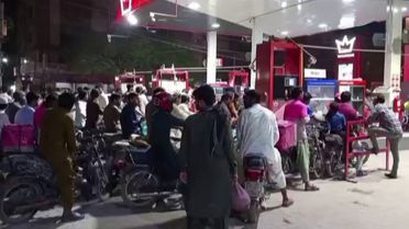 Savaş Pakistan'ı vurdu, haberi alan akaryakıt istasyonlarına koştu