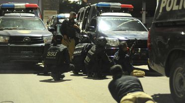 Pakistan'da polis karakoluna saldırı: 5 ölü