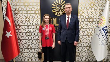 Şampiyon milli yüzücü Alara sevincini Başkan Sezer ile paylaştı