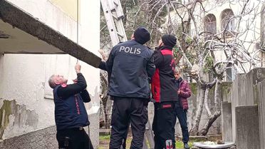Çatı katında mahsur kalan kediyi polis ve itfaiye kurtardı