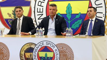 Fenerbahçeli yönetici Ali Gürbüz, Galatasaray maçı biter bitmez telefona sarıldı