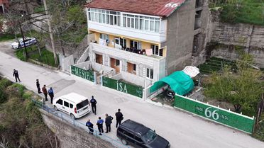 Kendisini 'Mesih' ilan etti, evine yazdığı yazılar ekipleri harekete geçirdi