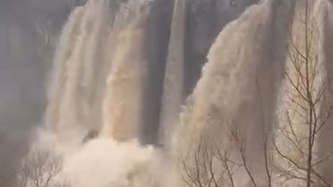 Sızır Şelalesi Çamur Renginde Akıyor