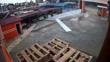 Tarsus'ta Şiddetli Rüzgar Çatı Parçalarını Uçurdu