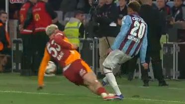 Trabzonspor-Galatasaray karşılaşmasında çok tartışılan karar