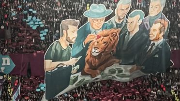 Trabzonspor taraftarlarından koreografi: Paraya karşı, emeğin savaşı