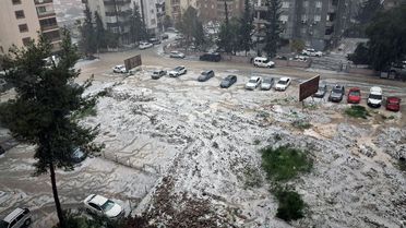 Adana'da Dolu Yağışı Cadde ve Sokakları Beyaza Bürüdü