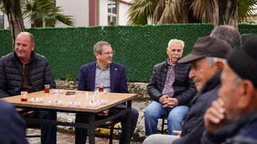 Altınova'da Başkan Ergin'den halkla samimi buluşma