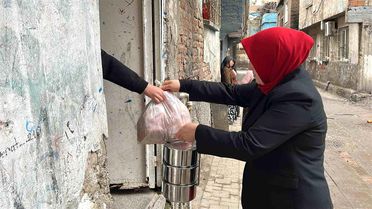 Diyarbakır'da Sıcak Yemek Dağıtımı Devam Ediyor