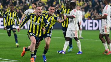 Fenerbahçe, Galatasaray'ın kaybettiği haftada Beşiktaş'ı uzatmalarda devirdi