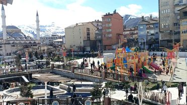 Hakkari'de Parklar Şenlendi