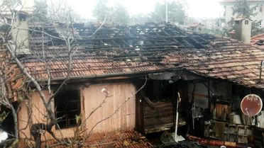 Isparta'da iki katlı ev alevlere teslim oldu