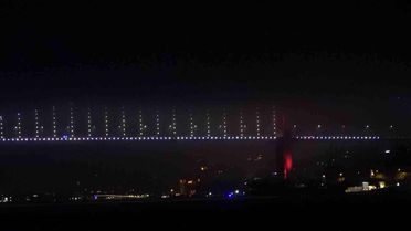 İstanbul'da Yoğun Sis, Şehrin Simge Yapılarını Görünmez Hale Getirdi