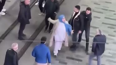 Taksim'de feci kavga! Teyze de dahil olunca ortalık iyice karıştı