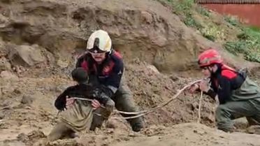 İzmir'de çamura saplanan 2 çocuk kurtarıldı