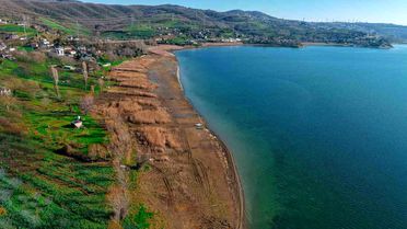Sapanca Gölü'nde kaçak yapı yıkım çalışmalarının ikinci etabına başlandı