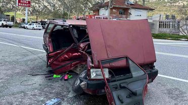 Akseki'de iki otomobil çarpıştı: 3 yaralı