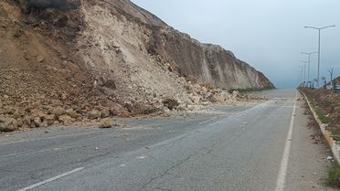 Batman'da Heyelan Yolu Kapattı