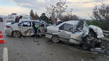 Araç karşı şeride geçti! Katliam gibi kazada 4 kişi feci şekilde can verdi