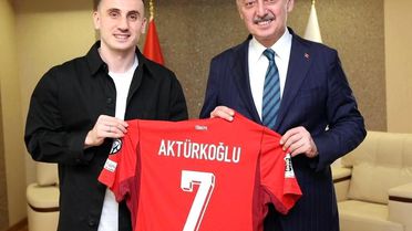 Kerem Aktürkoğlu'ndan Başkan Büyükakın'a ay-yıldızlı forma