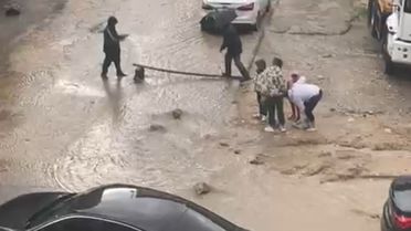 Mardin’de Sağanak Yağış Caddeyi Göle Döndürdü