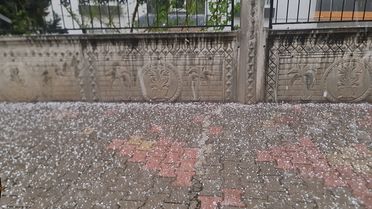 Osmaniye'de sağanak ve dolu yağışı; cadde ve sokaklar beyaza büründü