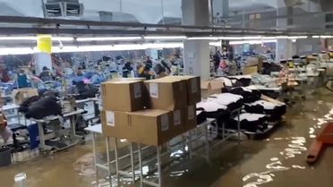 Şanlıurfa'da sağanak nedeniyle tekstil fabrikasını su bastı; işçiler tahliye edildi