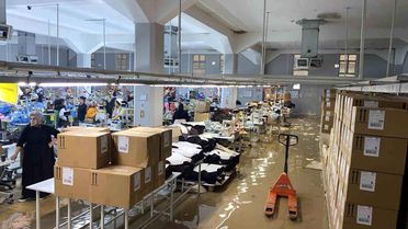 Şanlıurfa'da sağanak yağış fabrikayı göle çevirdi