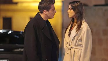 Set aşkı büyüyor! Dilin Döğer ve Atakan Özkaya’dan romantik poz