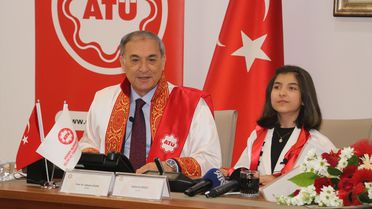 Adana ATÜ Rektörü Prof. Dr. Sözen ve senato üyeleri koltuklarını çocuklara bıraktı