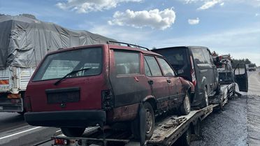 Adana'da Yangın: Çekici ve Yükteki Araçlar Zarar Gördü