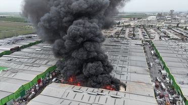 Adana'da Geri Dönüşüm Tesisinde Yangın