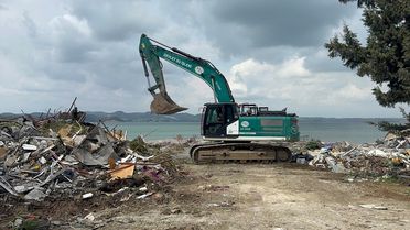 Adana'da Kaçak Yapıların Yıkımı Devam Ediyor