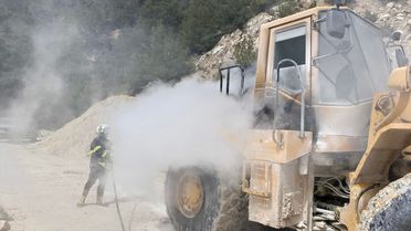 Feke'de İş Makinesi Yangını