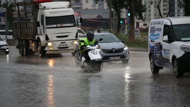 Adana'da Sağanak Yağış Hayatı Olumsuz Etkiledi