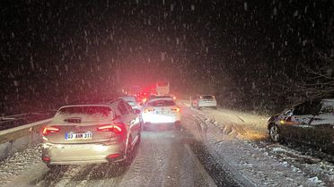 Afyonkarahisar'da kar esareti! Yollar kapandı, bakanlık uyardı
