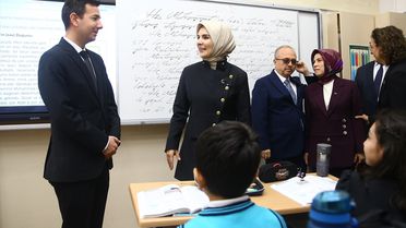 Bakan Göktaş Bakü Türk Anadolu Lisesi'ni Ziyaret Etti
