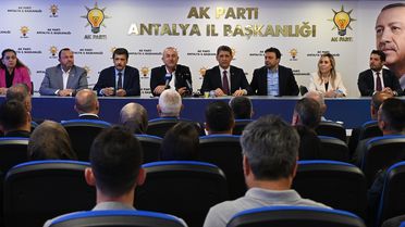 AK Parti'ye katılan Serik Belediye Başkanı ile meclis üyelerine rozetleri takıldı