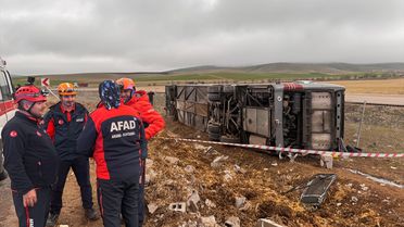 Aksaray'da Tur Otobüsü Devrildi: 15 Yaralı