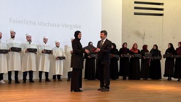 Almanya'da Din Görevlileri Cübbe Giydi