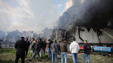 Yenimahalle'de Mobilya Deposu Yangını Kontrol Altına Alındı