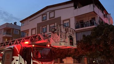 Kepez'de Çatı Yangını: 2 Yaralı