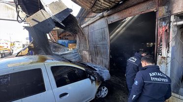 Kepez'de Oto Dükkanında Yangın!