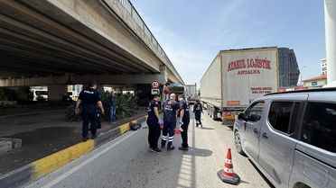 Kepez'de Tır Altında Kalan Kadın Hayatını Kaybetti